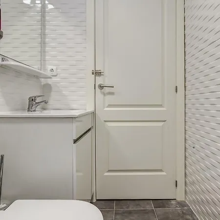 세븐 힐스 호스텔 *